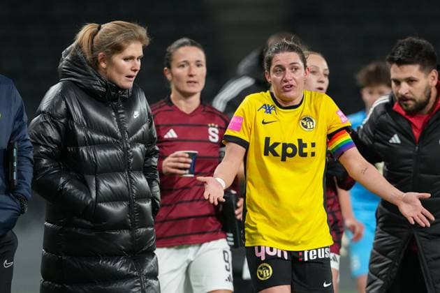 Schweiz: UEFA Women s Europa Cup 2025 26 1 8 final, BSC YB Frauen vs AC Sparta Praha - Stadion Wankdorf, Bern: Wibke Meister (18 YB Frauen) im Gespräch mit head coach Imke Wübbenhorst - head coach Imke Wubbenhorst (YB Frauen) Bern Stadion Wankdorf Bern Schweiz Copyright: xKjetilxWaberx