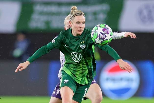Svenja Huth (VfL Wolfsburg) und Anna Sandberg Manchester United, ManU kaempfen um den Ball, UEFA Women s Champions League 2025 26 League Phase MD4, VfL Wolfsburg v Manchester United Women, VfL Wolfsburg Arena am 19. November 2025 in Wolfsburg, Deutschland. (Foto von Marco Steinbrenner DeFodi Images) Svenja Huth (VfL Wolfsburg) und Anna Sandberg (Manchester United) battle for the ball, UEFA Women s Champions League 2025 26 League Phase MD4, VfL Wolfsburg v Manchester United Women, VfL Wolfsburg Arena, November 19, 2025 in Wolfsburg, Germany. (Photo by Marco Steinbrenner DeFodi Images)
