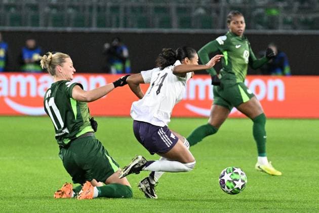 Fußball I Frauen I Saison 2025-2026 I Champions League I 4. Spieltag I VfL Wolfsburg - Manchester United, ManU I 19.11.2025 Alexandra Popp (11, VfL Wolfsburg) (l.) mit dem Foul an Jayde Riviere (14, Manchester United) (r.) Wolfsburg Volkswagen Arena Niedersachsen Deutschland Copyright: xLobeca InesxHähnelx