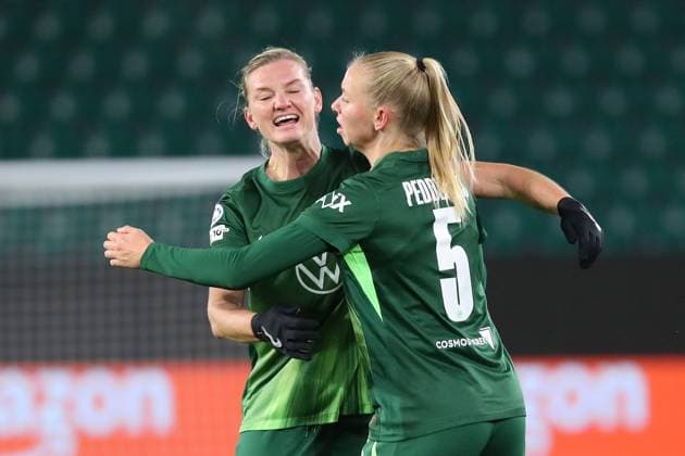 VfL vs. Manchester, CL Frauen Wolfsburg, 19.11.2025, FUßBALL - VfL Wolfsburg vs. Manchester United, ManU Champions League Frauen, Saison 2025 26. Ella Paddemors (VfL Wolfsburg) jubelt mit Alexandra Popp (VfL Wolfsburg) nach ihrem Tor zum 1:1 Wolfsburg