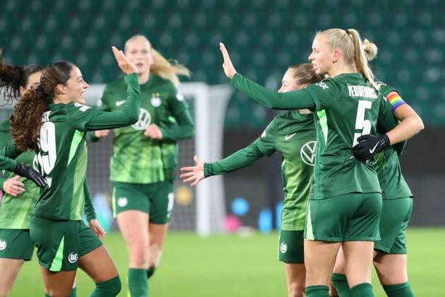 VfL vs. Manchester, CL Frauen Wolfsburg, 19.11.2025, FUßBALL - VfL Wolfsburg vs. Manchester United, ManU Champions League Frauen, Saison 2025 26. Ella Paddemors (VfL Wolfsburg) jubelt mit der Mannschaft nach ihrem Tor zum 1:1 Wolfsburg