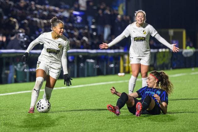 251119 Felicia Schröder and Alice Bergström of Häcken and Benedetta Glionna of Inter during the UEFA Women s Europa Cup between Inter and Häcken on November 19, 2025 in Milano. Photo: Daniel Stiller BILDBYRAN kod DS DS0528 fotboll football soccer fotball europa cup inter häcken uefa womens europa cup dam bbeng Copyright: DANIELxSTILLER BB251119DS024