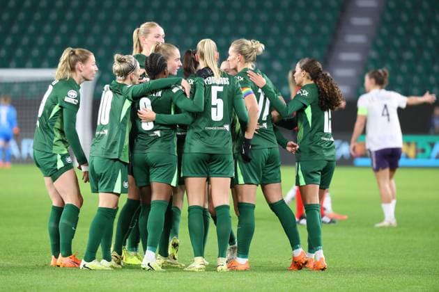 VfL vs. Manchester, CL Frauen Wolfsburg, 19.11.2025, FUßBALL - VfL Wolfsburg vs. Manchester United, ManU Champions League Frauen, Saison 2025 26. Ella Paddemors (VfL Wolfsburg) jubelt mit der Mannschaft nach ihrem Tor zum 1:1 Wolfsburg