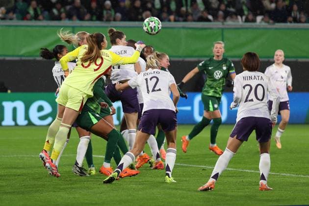 VfL vs. Manchester, CL Frauen Wolfsburg, 19.11.2025, FUßBALL - VfL Wolfsburg vs. Manchester United, ManU Champions League Frauen, Saison 2025 26. Torfrau Safia Middleton-Patel (Manchester United), Fridolina Rolfo (Manchester United), Wolfsburg