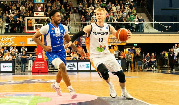 19.11.2025, Basketball, Herren, FIBA Europe Cup, Saison 2025 26, Gruppe B, 6. Spieltag, Rostock Seawolves - FC Porto Åukasz Kolenda (Rostock Seawolves, re.) gegen Jonathan Dunn (FC Porto, li.) Rostock Stadthalle Mecklenburg-Vorpommern Deutschland