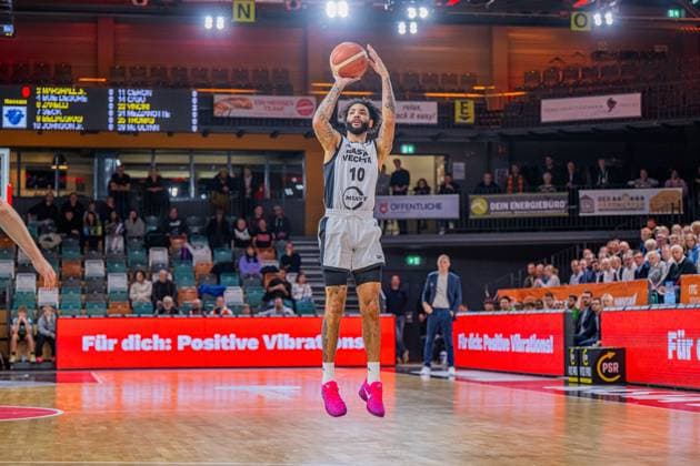 Basketball FIBA Europe Cup, Saison 2025 2026, Herren, Hauptrunde, Gruppenphase, 6. Spieltag, 19.11.2025, RASTA Vechta - Dinamo BDS Sassari Tevin Brown ( 10 - RASTA Vechta) beim Jumpshot Vechta RASTA Dome Niedersachsen Deutschland