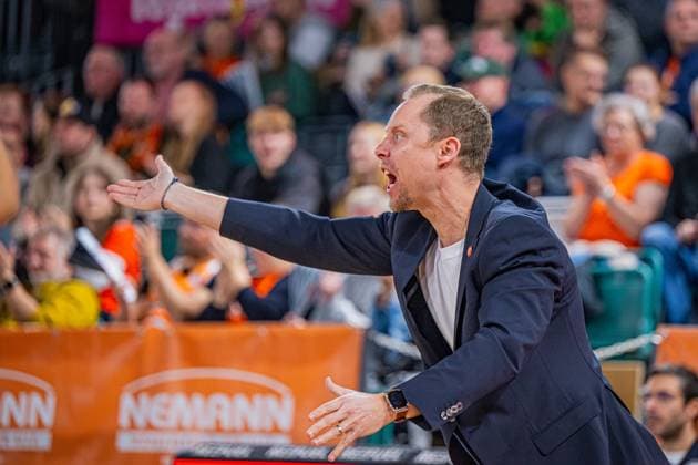 Basketball FIBA Europe Cup, Saison 2025 2026, Herren, Hauptrunde, Gruppenphase, 6. Spieltag, 19.11.2025, RASTA Vechta - Dinamo BDS Sassari Christian Held (Head-Coach - RASTA Vechta) während der Partie Vechta RASTA Dome Niedersachsen Deutschland