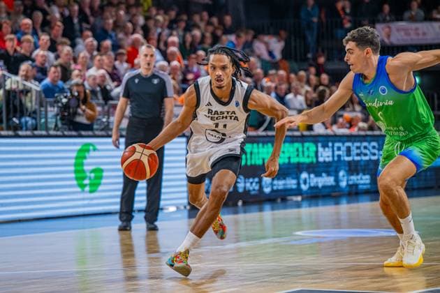 Basketball FIBA Europe Cup, Saison 2025 2026, Herren, Hauptrunde, Gruppenphase, 6. Spieltag, 19.11.2025, RASTA Vechta - Dinamo BDS Sassari Alonzo Verge ( 11 - RASTA Vechta) in Aktion Vechta RASTA Dome Niedersachsen Deutschland