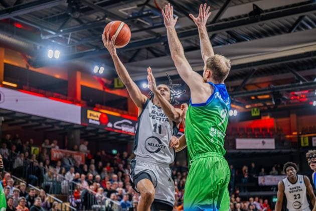 Basketball FIBA Europe Cup, Saison 2025 2026, Herren, Hauptrunde, Gruppenphase, 6. Spieltag, 19.11.2025, RASTA Vechta - Dinamo BDS Sassari Alonzo Verge ( 11 - RASTA Vechta) beim Korbleger Vechta RASTA Dome Niedersachsen Deutschland