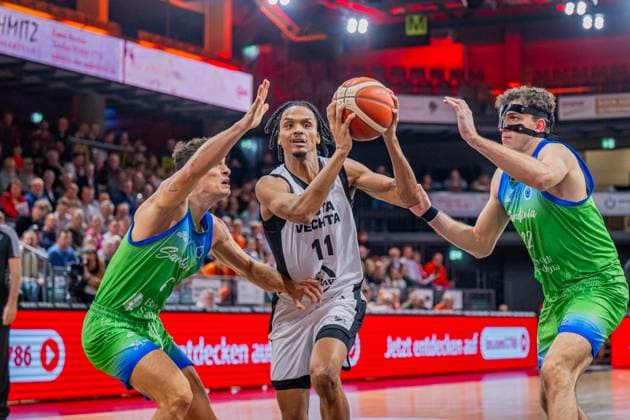 Basketball FIBA Europe Cup, Saison 2025 2026, Herren, Hauptrunde, Gruppenphase, 6. Spieltag, 19.11.2025, RASTA Vechta - Dinamo BDS Sassari Alonzo Verge ( 11 - RASTA Vechta) in Aktion Vechta RASTA Dome Niedersachsen Deutschland