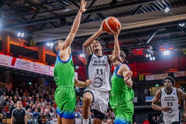 Basketball FIBA Europe Cup, Saison 2025 2026, Herren, Hauptrunde, Gruppenphase, 6. Spieltag, 19.11.2025, RASTA Vechta - Dinamo BDS Sassari Alonzo Verge ( 11 - RASTA Vechta) beim Korbleger Vechta RASTA Dome Niedersachsen Deutschland