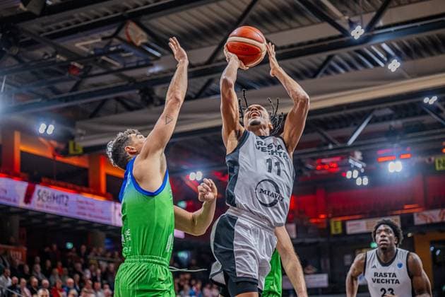 Basketball FIBA Europe Cup, Saison 2025 2026, Herren, Hauptrunde, Gruppenphase, 6. Spieltag, 19.11.2025, RASTA Vechta - Dinamo BDS Sassari Alonzo Verge ( 11 - RASTA Vechta) beim Korbleger Vechta RASTA Dome Niedersachsen Deutschland