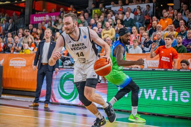 Basketball FIBA Europe Cup, Saison 2025 2026, Herren, Hauptrunde, Gruppenphase, 6. Spieltag, 19.11.2025, RASTA Vechta - Dinamo BDS Sassari Philipp Herkenhoff ( 14 - RASTA Vechta) in Aktion Vechta RASTA Dome Niedersachsen Deutschland