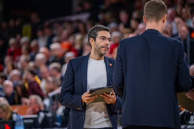 Basketball FIBA Europe Cup, Saison 2025 2026, Herren, Hauptrunde, Gruppenphase, 6. Spieltag, 19.11.2025, RASTA Vechta - Dinamo BDS Sassari Miguel Zapata (Assistent Coach - RASTA Vechta) während der Partie Vechta RASTA Dome Niedersachsen Deutschland