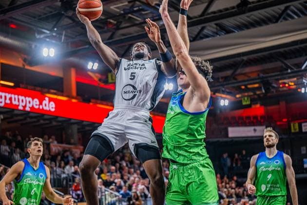 Basketball FIBA Europe Cup, Saison 2025 2026, Herren, Hauptrunde, Gruppenphase, 6. Spieltag, 19.11.2025, RASTA Vechta - Dinamo BDS Sassari TJ Bamba ( 5 - RASTA Vechta) beim Korbleger Vechta RASTA Dome Niedersachsen Deutschland