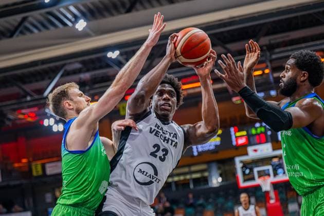 Basketball FIBA Europe Cup, Saison 2025 2026, Herren, Hauptrunde, Gruppenphase, 6. Spieltag, 19.11.2025, RASTA Vechta - Dinamo BDS Sassari Malcolm Dandridge ( 23 - RASTA Vechta) in Aktion Vechta RASTA Dome Niedersachsen Deutschland