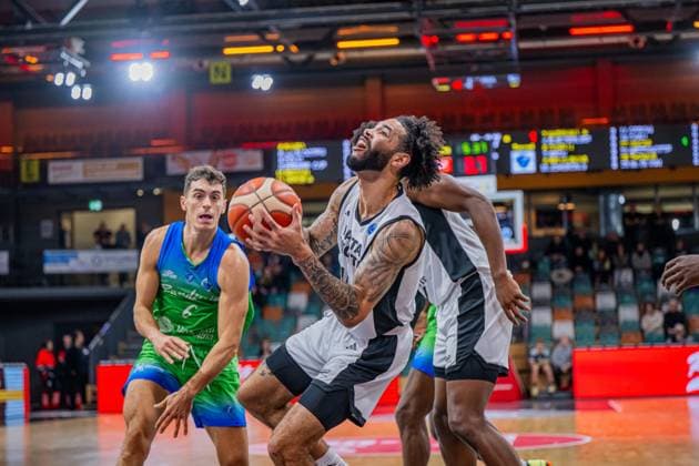 Basketball FIBA Europe Cup, Saison 2025 2026, Herren, Hauptrunde, Gruppenphase, 6. Spieltag, 19.11.2025, RASTA Vechta - Dinamo BDS Sassari Tevin Brown ( 10 - RASTA Vechta) in Aktion Vechta RASTA Dome Niedersachsen Deutschland