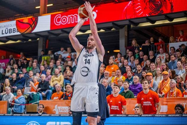 Basketball FIBA Europe Cup, Saison 2025 2026, Herren, Hauptrunde, Gruppenphase, 6. Spieltag, 19.11.2025, RASTA Vechta - Dinamo BDS Sassari Philipp Herkenhoff ( 14 - RASTA Vechta) beim Jumpshot Vechta RASTA Dome Niedersachsen Deutschland