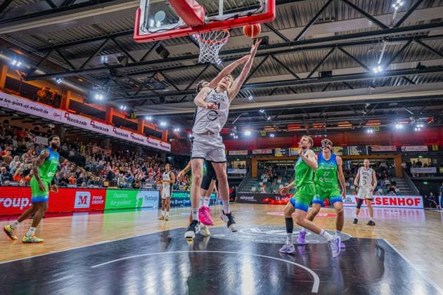Basketball FIBA Europe Cup, Saison 2025 2026, Herren, Hauptrunde, Gruppenphase, 6. Spieltag, 19.11.2025, RASTA Vechta - Dinamo BDS Sassari Lars Thiemann ( 21 - RASTA Vechta) beim Korbleger Vechta RASTA Dome Niedersachsen Deutschland