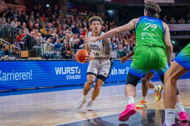 Basketball FIBA Europe Cup, Saison 2025 2026, Herren, Hauptrunde, Gruppenphase, 6. Spieltag, 19.11.2025, RASTA Vechta - Dinamo BDS Sassari Booker Coplin ( 30 - RASTA Vechta) in Aktion Vechta RASTA Dome Niedersachsen Deutschland