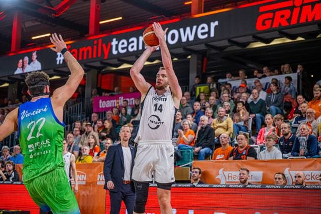 Basketball FIBA Europe Cup, Saison 2025 2026, Herren, Hauptrunde, Gruppenphase, 6. Spieltag, 19.11.2025, RASTA Vechta - Dinamo BDS Sassari Philipp Herkenhoff ( 14 - RASTA Vechta) beim Jumpshot Vechta RASTA Dome Niedersachsen Deutschland