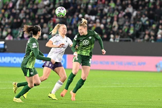 Fußball I Frauen I Saison 2025-2026 I Champions League I 4. Spieltag I VfL Wolfsburg - Manchester United, ManU I 19.11.2025 Sarai Linder (39, VfL Wolfsburg) (l.) klärt vor der einschussbereiten Fridolina Rolfö (12, Manchester United) (M.) per Kopfball Wolfsburg Volkswagen Arena Niedersachsen Deutschland Copyright: xLobeca InesxHähnelx