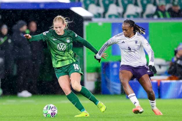 Camilla Kuever (VfL Wolfsburg) und Melvine Malard Manchester United, ManU kaempfen um den Ball, UEFA Women s Champions League 2025 26 League Phase MD4, VfL Wolfsburg v Manchester United Women, VfL Wolfsburg Arena am 19. November 2025 in Wolfsburg, Deutschland. (Foto von Marco Steinbrenner DeFodi Images) Camilla Kuever (VfL Wolfsburg) und Melvine Malard (Manchester United) battle for the ball, UEFA Women s Champions League 2025 26 League Phase MD4, VfL Wolfsburg v Manchester United Women, VfL Wolfsburg Arena, November 19, 2025 in Wolfsburg, Germany. (Photo by Marco Steinbrenner DeFodi Images)