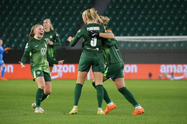 19.11.2025, xgrfx, Fussball UEFA WomenÂ s Champions League, VfL Wolfsburg - Manchester United, ManU v.l. Tor, Ella Peddemors (VfL Wolfsburg) (DFL DFB REGULATIONS PROHIBIT ANY USE OF PHOTOGRAPHS as IMAGE SEQUENCES and or QUASI-VIDEO) Wolfsburg
