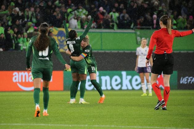 19.11.2025, xgrfx, Fussball UEFA WomenÂ s Champions League, VfL Wolfsburg - Manchester United, ManU v.l. Tor, Lineth Beerensteyn (VfL Wolfsburg) (DFL DFB REGULATIONS PROHIBIT ANY USE OF PHOTOGRAPHS as IMAGE SEQUENCES and or QUASI-VIDEO) Wolfsburg