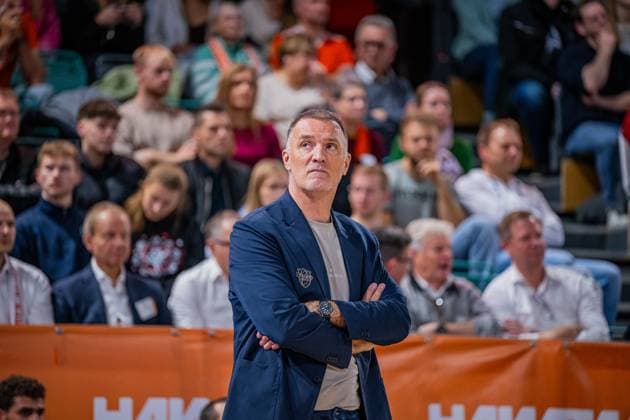Basketball FIBA Europe Cup, Saison 2025 2026, Herren, Hauptrunde, Gruppenphase, 6. Spieltag, 19.11.2025, RASTA Vechta - Dinamo BDS Sassari Veljko Mrsic (Head Coach - Dinamo BDS Sassari) während der Partie Vechta RASTA Dome Niedersachsen Deutschland