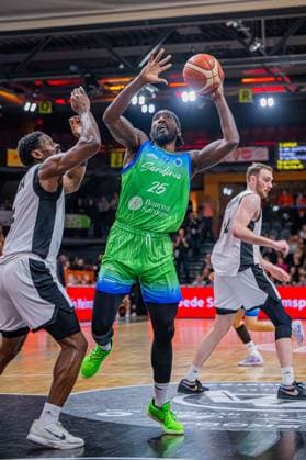 Basketball FIBA Europe Cup, Saison 2025 2026, Herren, Hauptrunde, Gruppenphase, 6. Spieltag, 19.11.2025, RASTA Vechta - Dinamo BDS Sassari Rashawn Thomas ( 25 - Dinamo BDS Sassari) in Aktion Vechta RASTA Dome Niedersachsen Deutschland