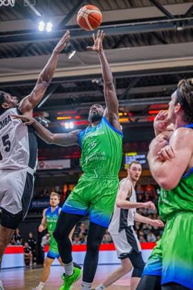 Basketball FIBA Europe Cup, Saison 2025 2026, Herren, Hauptrunde, Gruppenphase, 6. Spieltag, 19.11.2025, RASTA Vechta - Dinamo BDS Sassari Rashawn Thomas ( 25 - Dinamo BDS Sassari) beim Korbleger Vechta RASTA Dome Niedersachsen Deutschland