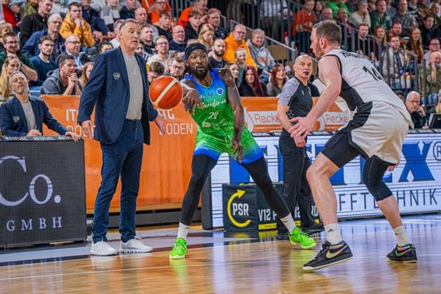 Basketball FIBA Europe Cup, Saison 2025 2026, Herren, Hauptrunde, Gruppenphase, 6. Spieltag, 19.11.2025, RASTA Vechta - Dinamo BDS Sassari Rashawn Thomas ( 25 - Dinamo BDS Sassari) in Aktion Vechta RASTA Dome Niedersachsen Deutschland