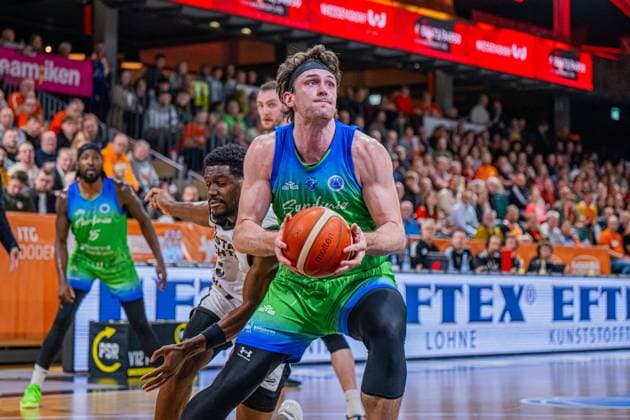 Basketball FIBA Europe Cup, Saison 2025 2026, Herren, Hauptrunde, Gruppenphase, 6. Spieltag, 19.11.2025, RASTA Vechta - Dinamo BDS Sassari Nicholas McGlynn ( 29 - Dinamo BDS Sassari) in Aktion Vechta RASTA Dome Niedersachsen Deutschland