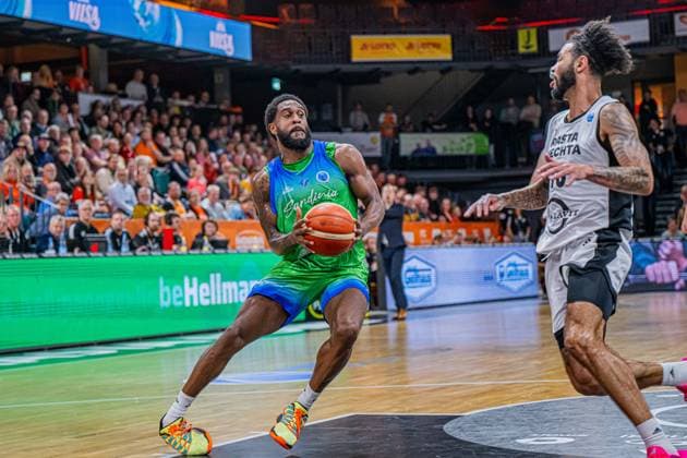 Basketball FIBA Europe Cup, Saison 2025 2026, Herren, Hauptrunde, Gruppenphase, 6. Spieltag, 19.11.2025, RASTA Vechta - Dinamo BDS Sassari Carlos Marshall ( 2 - Dinamo BDS Sassari) in Aktion Vechta RASTA Dome Niedersachsen Deutschland