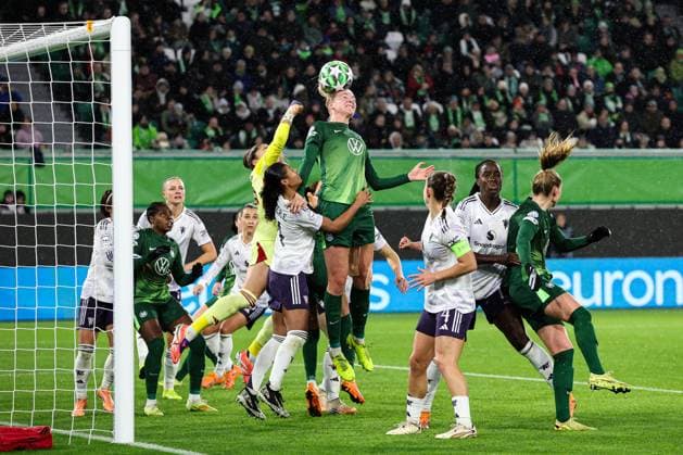 Camilla Küver (VfL Wolfsburg,16) - Champions League der Frauen Saison 2025-2026 VfL Wolfsburg vs. Manchester United, ManU in der Volkswagen Arena in Wolfsburg - Aktion,Fußball,Frau,Frauen,Damen,Deutschland,19.11.2025