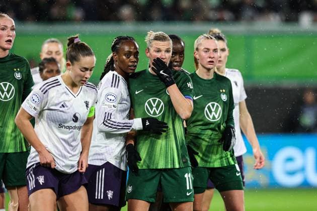 Alexandra Popp (VfL Wolfsburg,11) und Janina Minge (VfL Wolfsburg,6) - Champions League der Frauen Saison 2025-2026 VfL Wolfsburg vs. Manchester United, ManU in der Volkswagen Arena in Wolfsburg - Aktion,Fußball,Frau,Frauen,Damen,Deutschland,19.11.2025