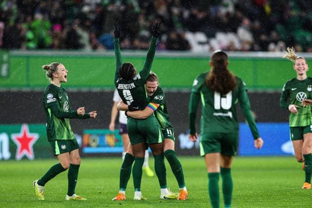 Torjubel - Torschützin Lineth Beerensteyn (VfL Wolfsburg,9) trifft zum 3-1 mit Alexandra Popp (VfL Wolfsburg,11) und Svenja Huth (VfL Wolfsburg,10) - Champions League der Frauen Saison 2025-2026 VfL Wolfsburg vs. Manchester United, ManU in der Volkswagen Arena in Wolfsburg - Aktion,Fußball,Frau,Frauen,Damen,Deutschland,19.11.2025