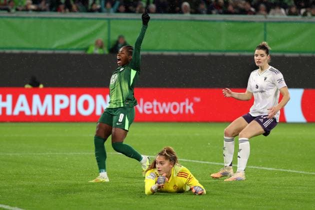 VfL vs. Manchester, CL Frauen Wolfsburg, 19.11.2025, FUßBALL - VfL Wolfsburg vs. Manchester United, ManU Champions League Frauen, Saison 2025 26. bejubelt tor von Ella Paddemors (VfL Wolfsburg) zum 2:1, Torfrau Safia Middleton-Patel (Manchester United), Dominique Jannssen (Manchester United) Wolfsburg