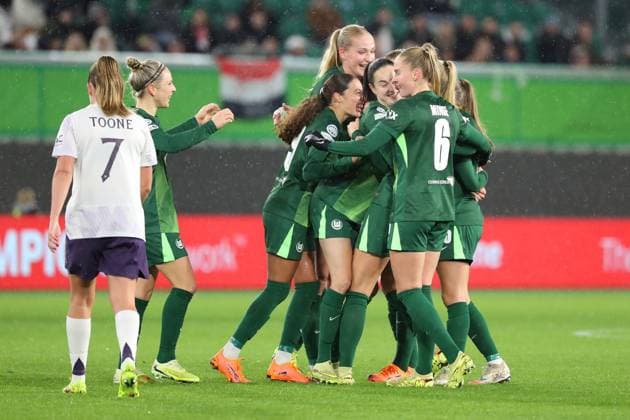 VfL vs. Manchester, CL Frauen Wolfsburg, 19.11.2025, FUßBALL - VfL Wolfsburg vs. Manchester United, ManU Champions League Frauen, Saison 2025 26. Ella Paddemors (VfL Wolfsburg) jubelt mit der Mannschaft nach ihrem Tor zum 2:1 Wolfsburg