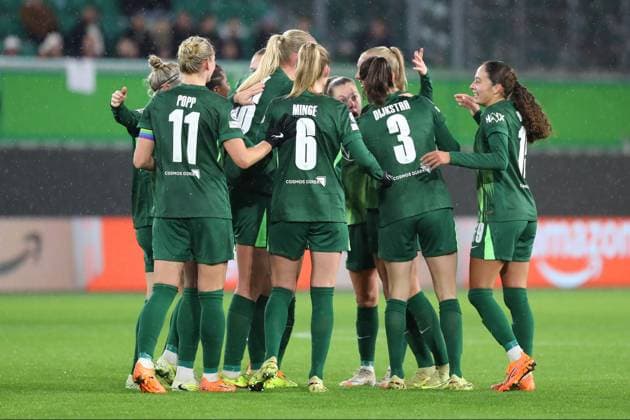 VfL vs. Manchester, CL Frauen Wolfsburg, 19.11.2025, FUßBALL - VfL Wolfsburg vs. Manchester United, ManU Champions League Frauen, Saison 2025 26. Ella Paddemors (VfL Wolfsburg) jubelt mit der Mannschaft nach ihrem Tor zum 2:1 Wolfsburg