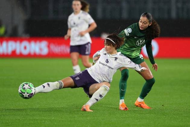 VfL vs. Manchester, CL Frauen Wolfsburg, 19.11.2025, FUßBALL - VfL Wolfsburg vs. Manchester United, ManU Champions League Frauen, Saison 2025 26. Hinata Miyazawa (Manchester United), Kessya Bussy (VfL Wolfsburg) Wolfsburg