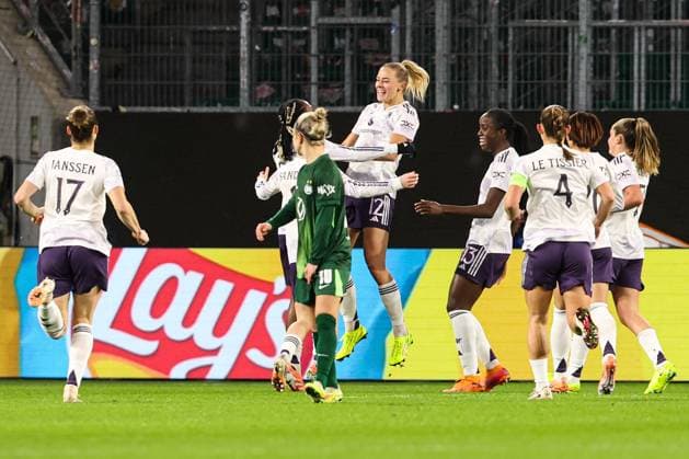 Torjubel - Torschützin Fridolina Rolfö Manchester United, ManU 12) trifft zum 0-1 - Champions League der Frauen Saison 2025-2026 VfL Wolfsburg vs. Manchester United in der Volkswagen Arena in Wolfsburg - Aktion,Fußball,Frau,Frauen,Damen,Deutschland,19.11.2025