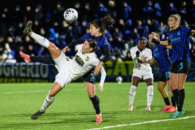 251119 Tabby Tindell of Häcken and Ivana of Inter during the UEFA Women s Europa Cup between Inter and Häcken on November 19, 2025 in Milano. Photo: Daniel Stiller BILDBYRAN kod DS DS0528 fotboll football soccer fotball europa cup inter häcken uefa womens europa cup dam bbeng Copyright: DANIELxSTILLER BB251119DS029