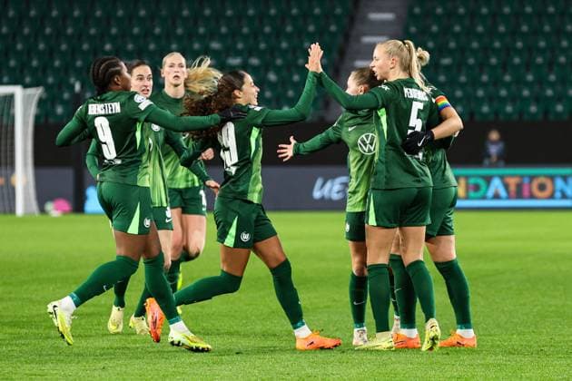 Torjubel - Torschützin Ella Peddemors (VfL Wolfsburg,5) trifft zum 1-1 - Champions League der Frauen Saison 2025-2026 VfL Wolfsburg vs. Manchester United, ManU in der Volkswagen Arena in Wolfsburg - Aktion,Fußball,Frau,Frauen,Damen,Deutschland,19.11.2025