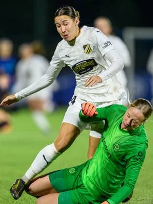 251119 Tabby Tindell of Häcken and goalkeeper Cecilia Runarsdottir of Inter during the UEFA Women s Europa Cup between Inter and Häcken on November 19, 2025 in Milano. Photo: Daniel Stiller BILDBYRAN kod DS DS0528 fotboll football soccer fotball europa cup inter häcken uefa womens europa cup dam bbeng Copyright: DANIELxSTILLER BB251119DS030