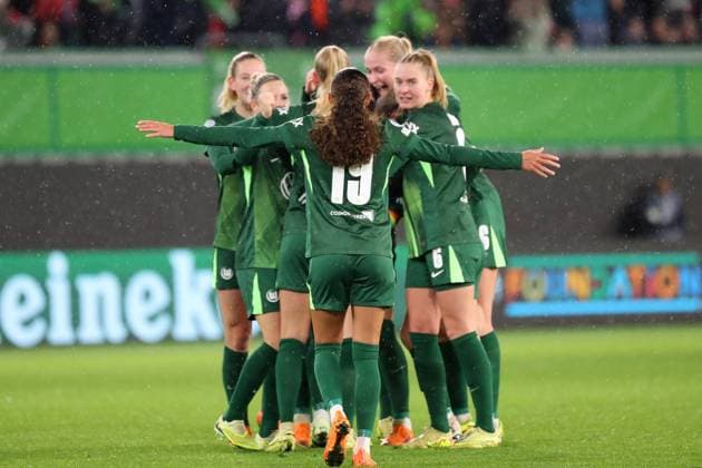 VfL vs. Manchester, CL Frauen Wolfsburg, 19.11.2025, FUßBALL - VfL Wolfsburg vs. Manchester United, ManU Champions League Frauen, Saison 2025 26. Lineth Beerensteyn (VfL Wolfsburg) jubelt mit der Mannschaft nach ihrem Tor zum 3:1 Wolfsburg