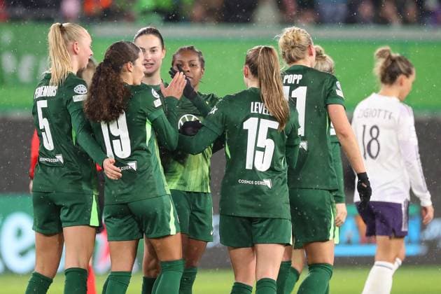 VfL vs. Manchester, CL Frauen Wolfsburg, 19.11.2025, FUßBALL - VfL Wolfsburg vs. Manchester United, ManU Champions League Frauen, Saison 2025 26. Lineth Beerensteyn (VfL Wolfsburg) jubelt mit der Mannschaft nach ihrem Tor zum 3:1 Wolfsburg