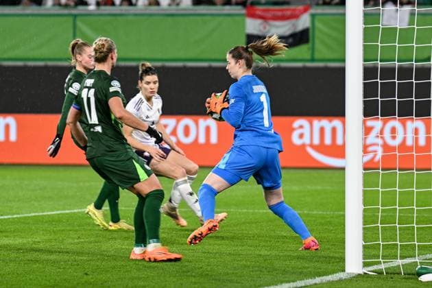 Fußball I Frauen I Saison 2025-2026 I Champions League I 4. Spieltag I VfL Wolfsburg - Manchester United, ManU I 19.11.2025 Stina Johannes (1, VfL Wolfsburg) (r.) hält einen Freistoß, Janina Minge (6, VfL Wolfsburg) sichert mit Alexandra Popp (11, VfL Wolfsburg) vor Dominique Janssen (17, Manchester United) (v.l.n.r.) Wolfsburg Volkswagen Arena Niedersachsen Deutschland Copyright: xLobeca InesxHähnelx