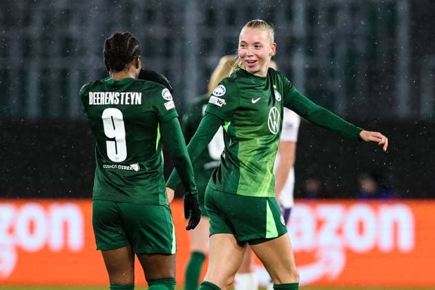 Torjubel - Torschützin Lineth Beerensteyn (VfL Wolfsburg,9) trifft zum 3-1 mit Ella Peddemors (VfL Wolfsburg,5) - Champions League der Frauen Saison 2025-2026 VfL Wolfsburg vs. Manchester United, ManU in der Volkswagen Arena in Wolfsburg - Aktion,Fußball,Frau,Frauen,Damen,Deutschland,19.11.2025